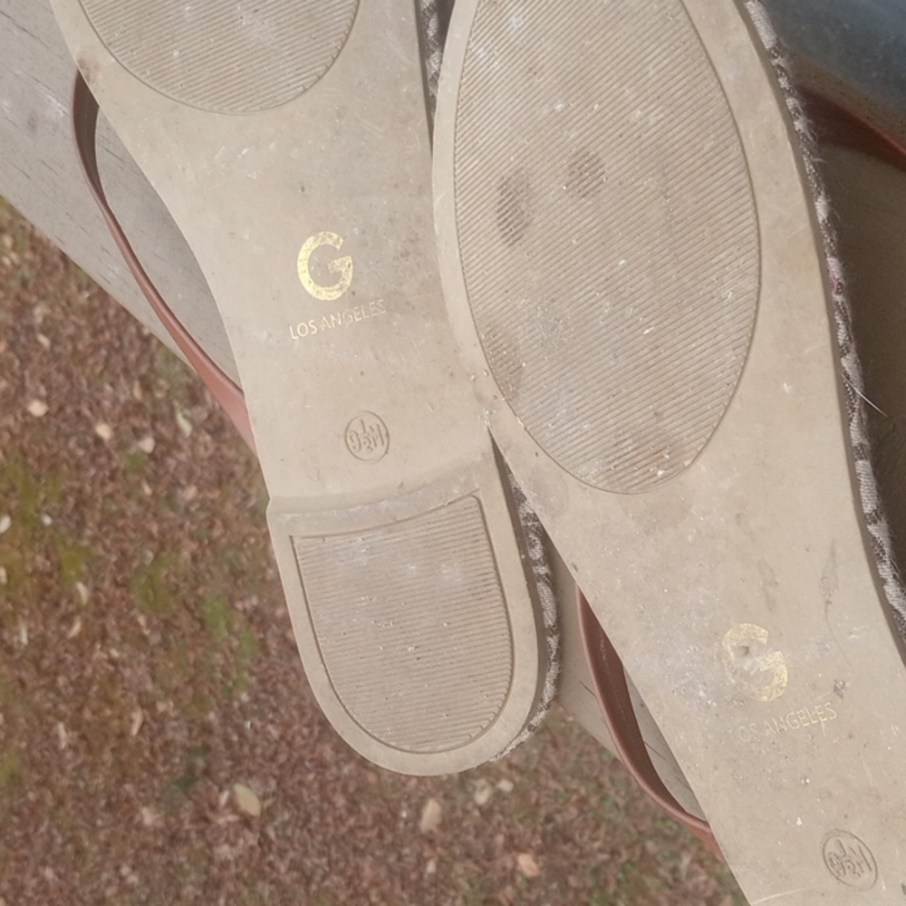 Guess Flip Flops - Picture 3 of 3